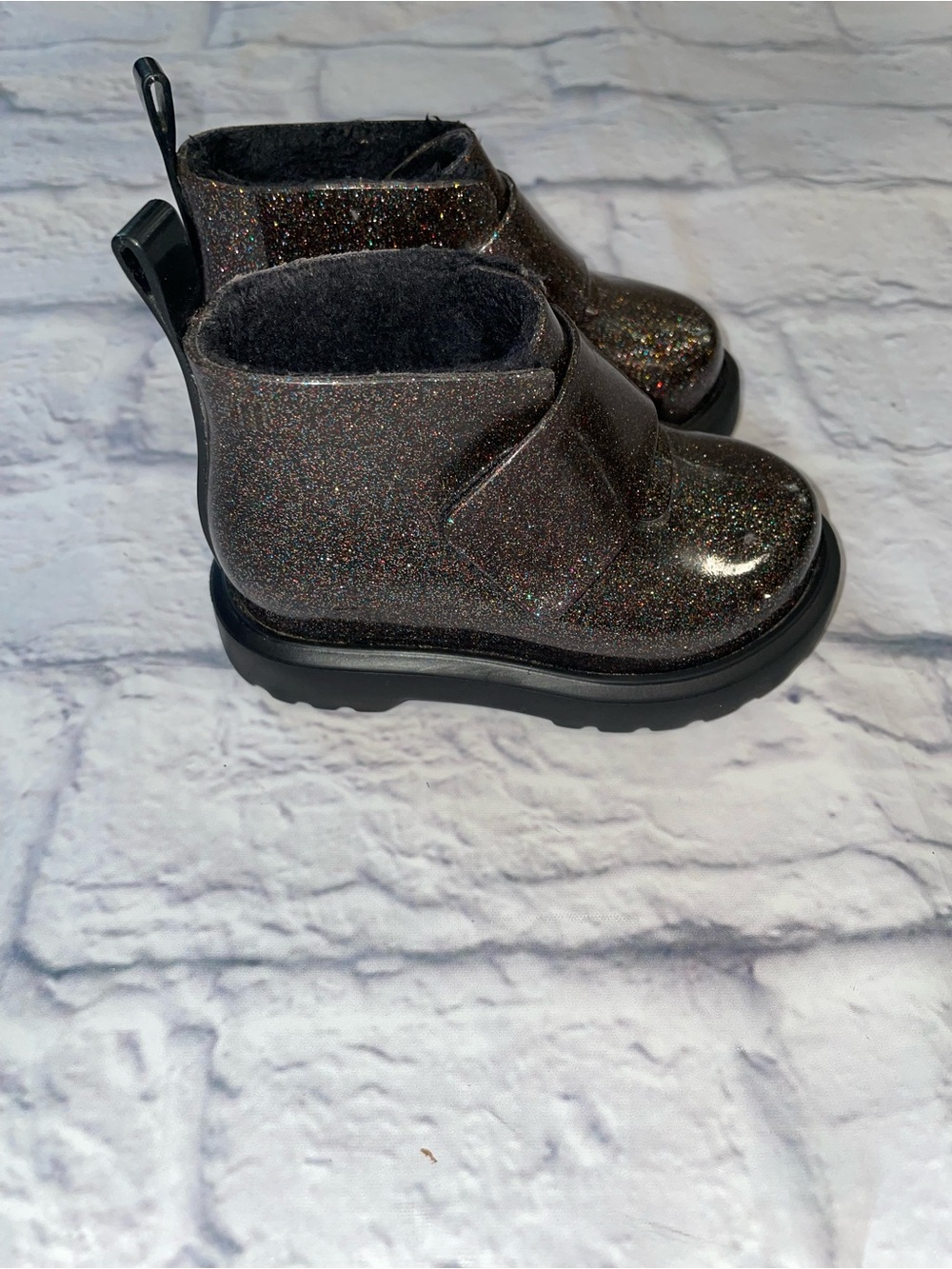 Mini Melissa Faux Fur Lined Chelsea Boot in Black Glitter Multi. Size 6
